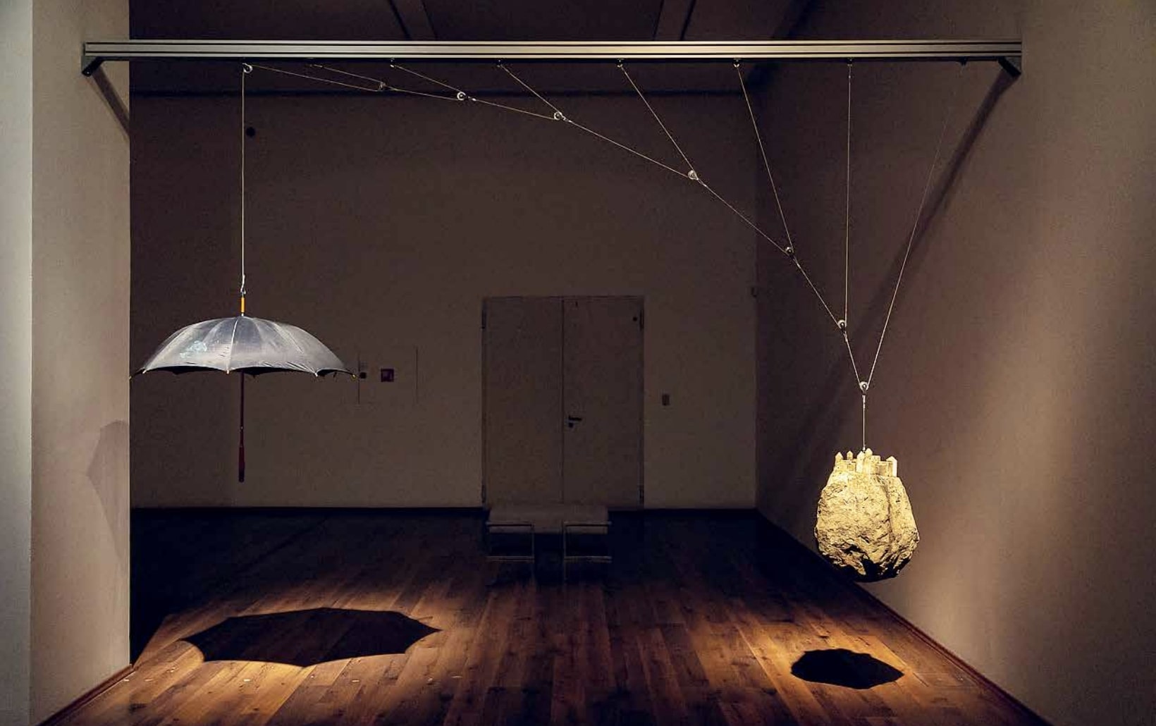 A mű Magritte két festményének – Hegel vakációja (1958) és Kastély a Pireneusokban (1959) – megidézése. Az installációban a festményekből átemelt két tárgy, a pillekönnyű esernyő és a több tíz kilós kő a csigarendszer segítségével egymást tartja lebegésben: ellensúlyozzák egymást. Tasnádi József: Vakáció a Pireneusokban, 2014, installáció, esernyő, kő, csigarendszer, acélsodrony, alumínium, 460 × 100 × 300 cm, fotó: © Dankó Imre / HUNGART © 2022